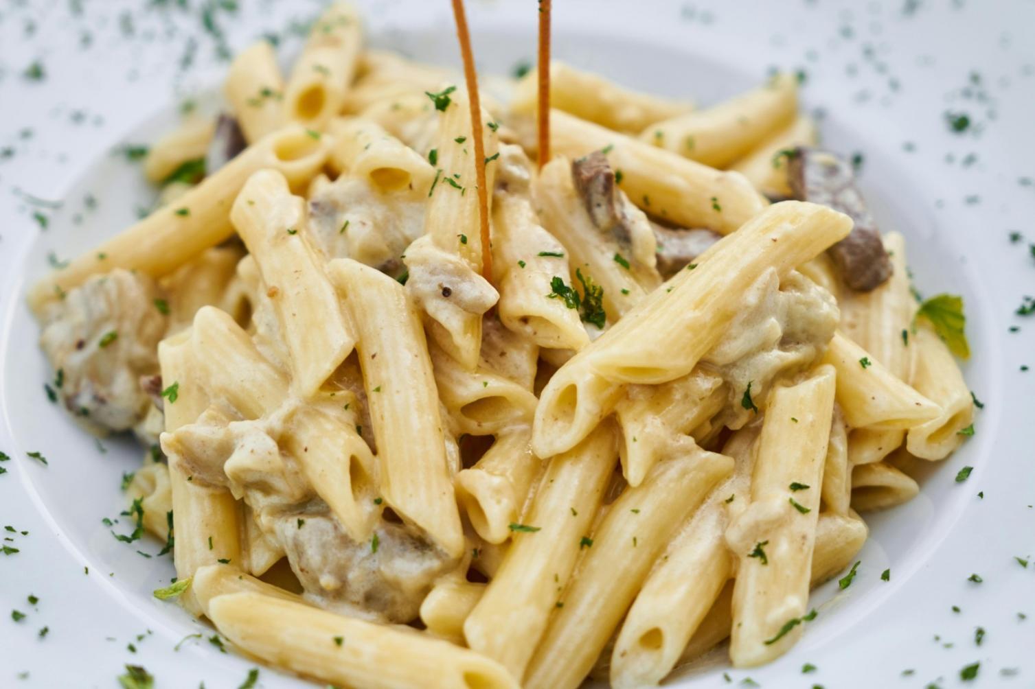 Preparación cuidadosa de alimentos nutritivos en cocina casera
