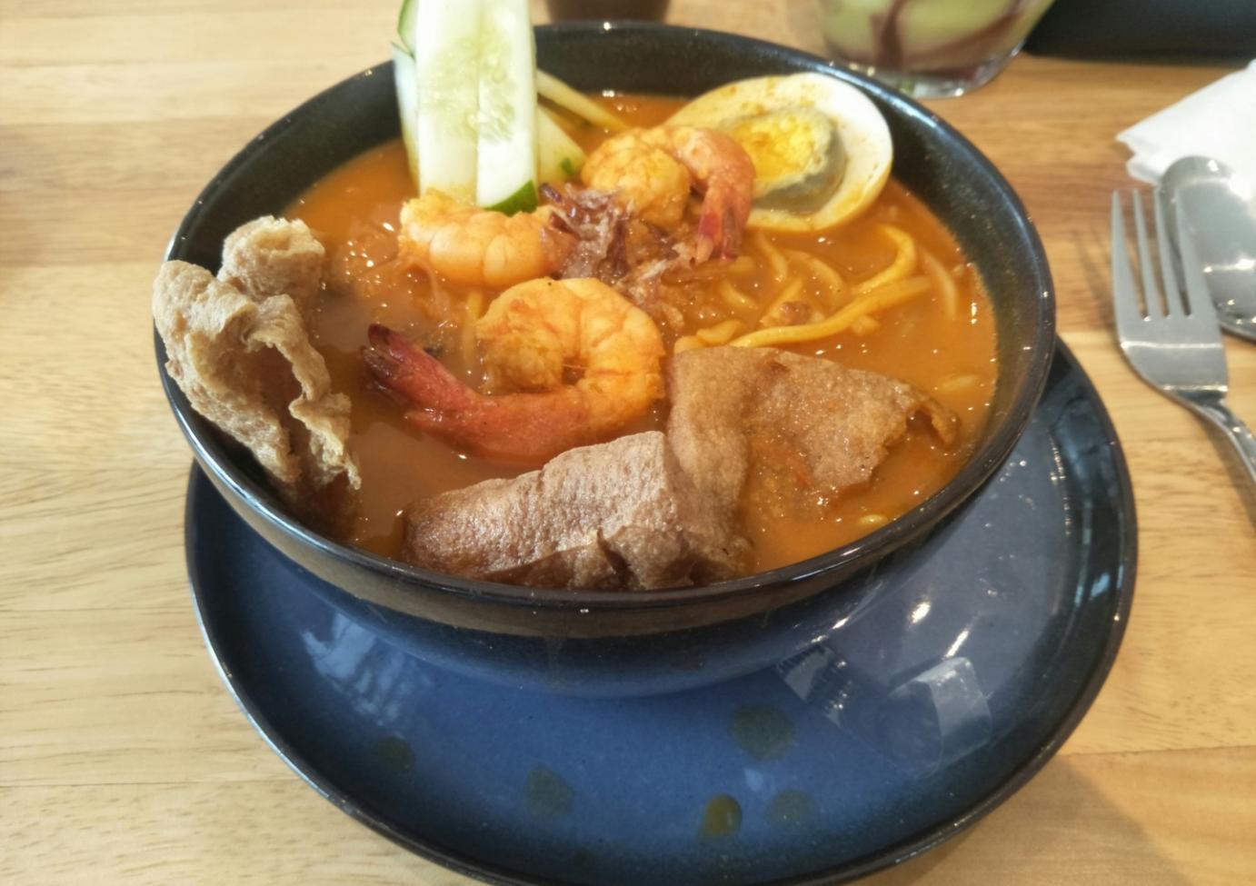 Instalaciones modernas del centro de estudios con estudiantes durante sesión práctica