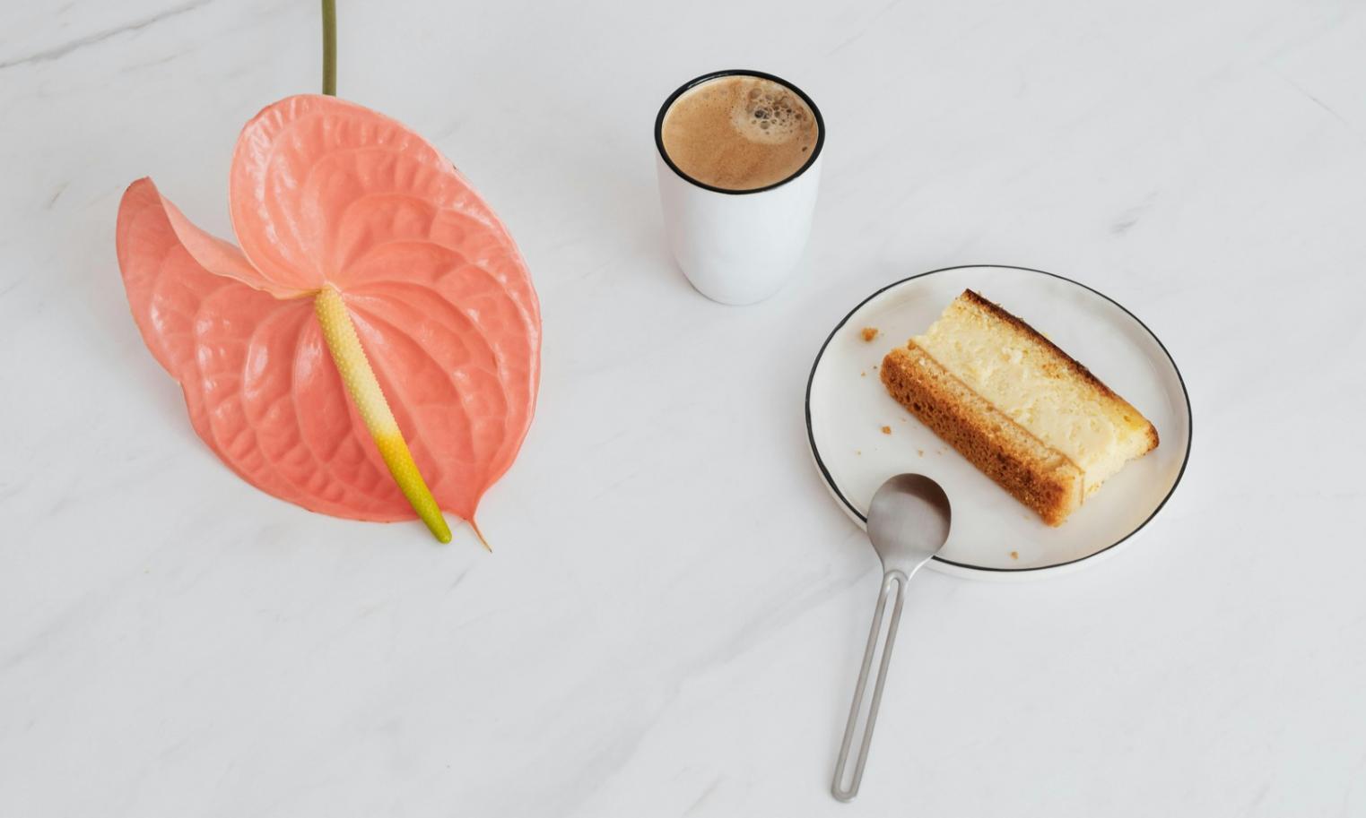 Alimentos frescos y nutritivos organizados sobre mesa de cocina